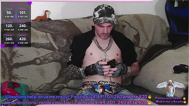 Snapshot of SwatRocShy chatting on 04.14.26 SwatRocShy online show from 04.14.26