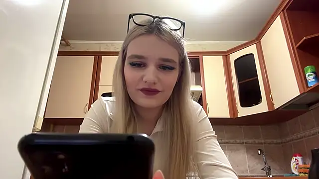 MiaBerlateen online show from 02.06.26