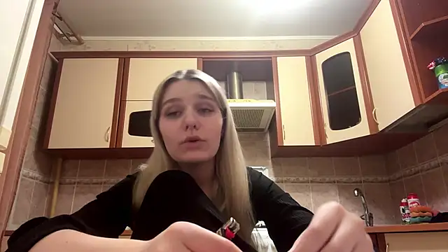 MiaBerlateen online show from 02.23.26