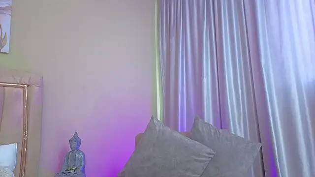 Snapshot of Mia_Naive chatting on 06.07.26 Mia Naive online show from 06.07.26