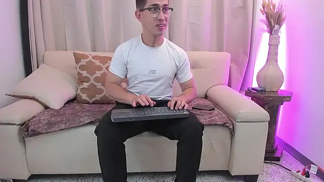 Snapshot of Tommas_Jhonson chatting on 02.17.26 Tommas Jhonson online show from 02.17.26