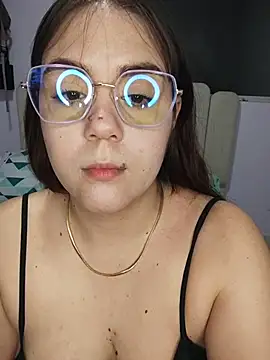 Snapshot of its_lauu_ chatting on 02.22.26 its lauu online show from 02.22.26