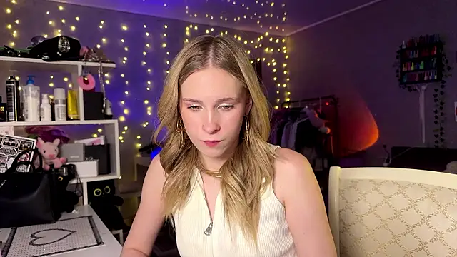 Snapshot of amily_sunray chatting on 03.15.26 amily sunray online show from 03.15.26