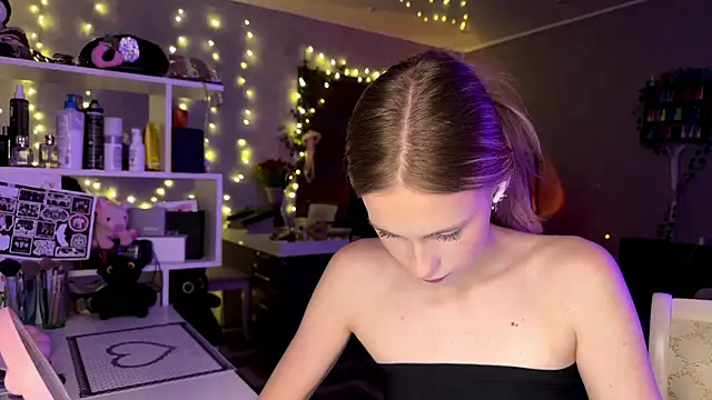 Snapshot of amily_sunray chatting on 03.23.26 amily sunray online show from 03.23.26