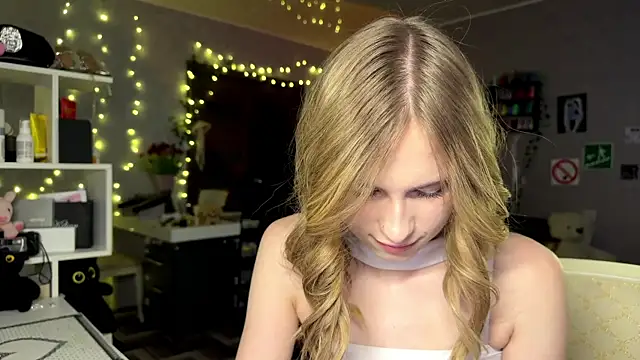 Snapshot of amily_sunray chatting on 03.25.26 amily sunray online show from 03.25.26