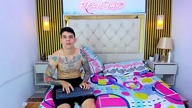 Snapshot of Adventurous_Boys chatting on 04.05.26 Adventurous Boys online show from 04.05.26