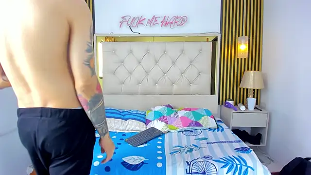 Snapshot of Adventurous_Boys chatting on 04.10.26 Adventurous Boys online show from 04.10.26