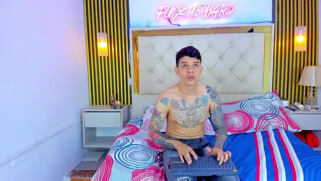 Snapshot of Adventurous_Boys chatting on 04.12.26 Adventurous Boys online show from 04.12.26