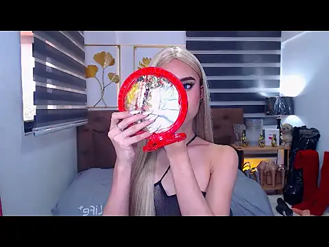 Snapshot of JuicyCockThea chatting on 04.12.26 JuicyCockThea online show from 04.12.26