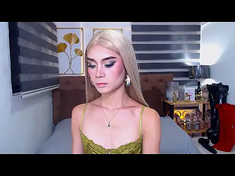 Snapshot of JuicyCockThea chatting on 06.16.26 JuicyCockThea online show from 06.16.26