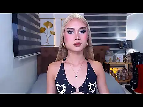 Snapshot of JuicyCockThea chatting on 06.17.26 JuicyCockThea online show from 06.17.26