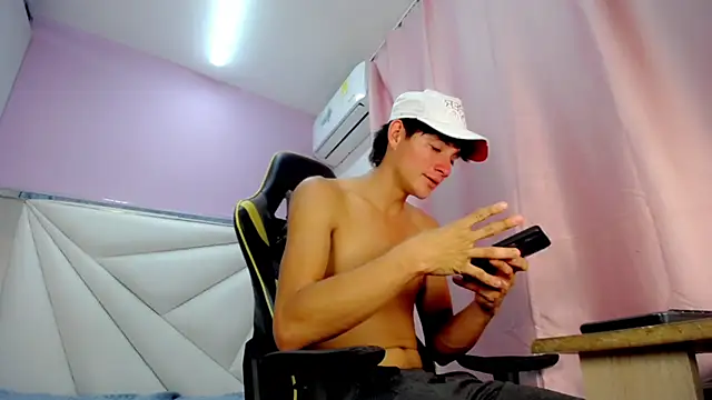 Snapshot of Dylan_awa chatting on 02.13.26 Dylan awa online show from 02.13.26