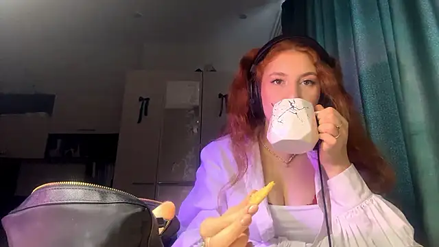 Snapshot of AliceCarrol chatting on 02.14.26 AliceCarrol online show from 02.14.26