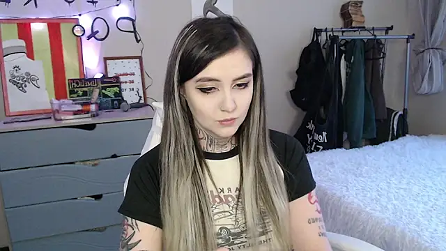 Snapshot of Rin_Tozier chatting on 04.19.26 Rin Tozier online show from 04.19.26