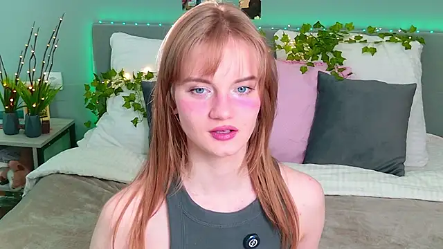 Snapshot of ElfieWhite chatting on 06.19.26 ElfieWhite online show from 06.19.26