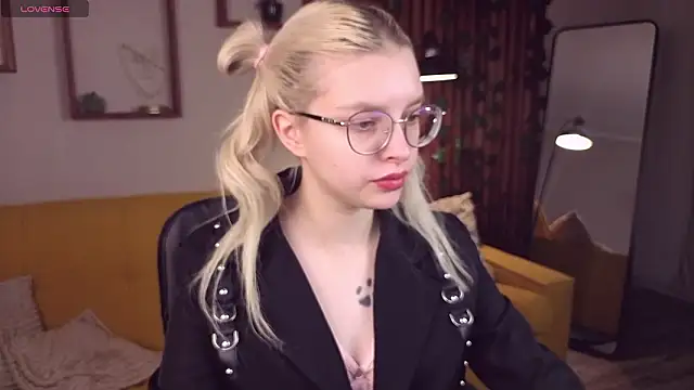 Snapshot of TiffanyPeachi chatting on 02.25.26 TiffanyPeachi online show from 02.25.26