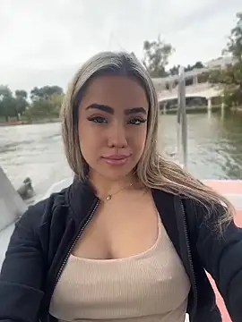 Snapshot of bellabarbiex chatting on 04.14.26 bellabarbiex online show from 04.14.26