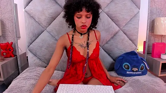 Snapshot of Lunakellerr chatting on 04.23.26 Lunakellerr online show from 04.23.26