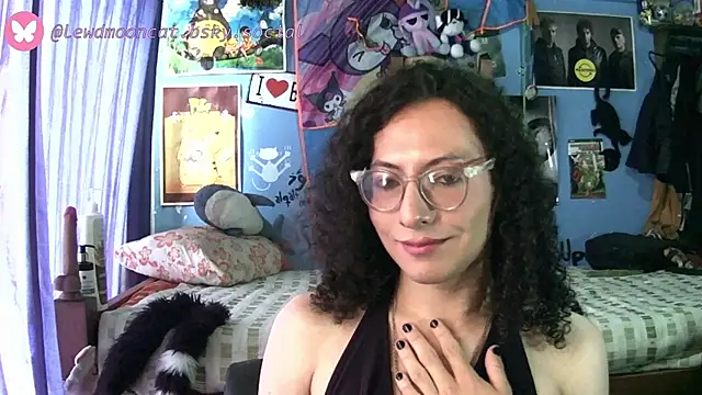 Snapshot of lewd_mooncat chatting on 05.15.26 lewd mooncat online show from 05.15.26