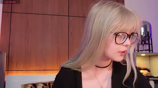 Snapshot of MoliQin chatting on 04.12.26 MoliQin online show from 04.12.26