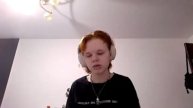 Snapshot of CurlaPettyBom chatting on 02.28.26 CurlaPettyBom online show from 02.28.26