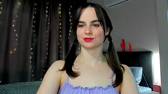 Snapshot of megann_fox2 chatting on 04.07.26 megann fox2 online show from 04.07.26