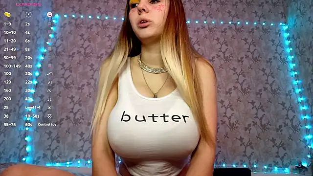 Snapshot of VictoriaDeese chatting on 03.31.26 VictoriaDeese online show from 03.31.26