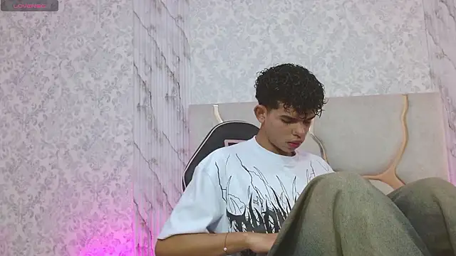 Snapshot of keahi_tay chatting on 03.11.26 keahi tay online show from 03.11.26