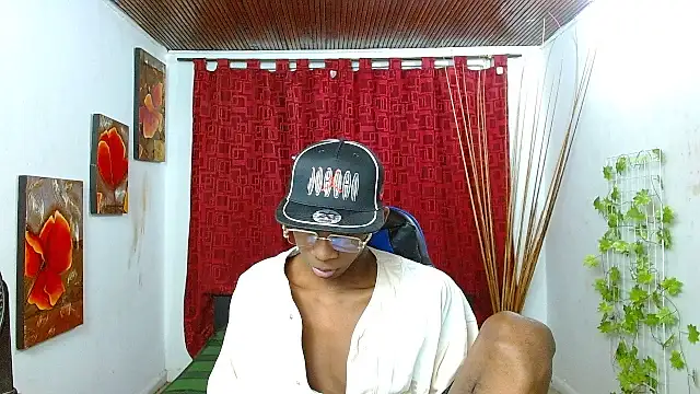 Snapshot of milo018 chatting on 04.22.26 milo018 online show from 04.22.26