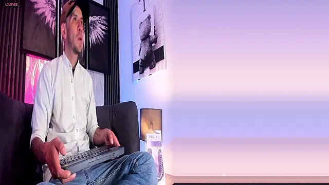 Snapshot of Milanwhite_ chatting on 02.28.26 Milanwhite online show from 02.28.26