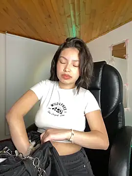 Snapshot of Mady_Pink chatting on 04.08.26 Mady Pink online show from 04.08.26