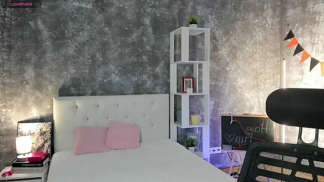Snapshot of asti_bubbles chatting on 04.28.26 asti bubbles online show from 04.28.26