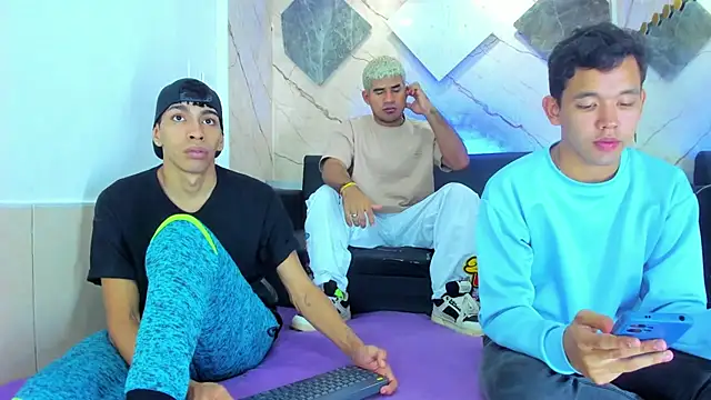 Snapshot of Latins_on_fire chatting on 02.27.26 Latins on fire online show from 02.27.26