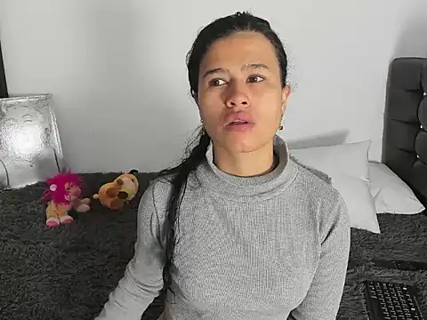 LatinaQueen23 online show from 03.27.26