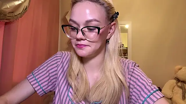 MiaCashe online show from 04.18.26