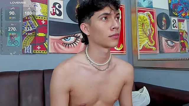 Snapshot of AronTawers chatting on 04.04.26 AronTawers online show from 04.04.26