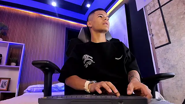 DylanRoyce  online show from 04.07.26