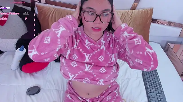 Snapshot of shelseanova chatting on 04.14.26 shelseanova online show from 04.14.26