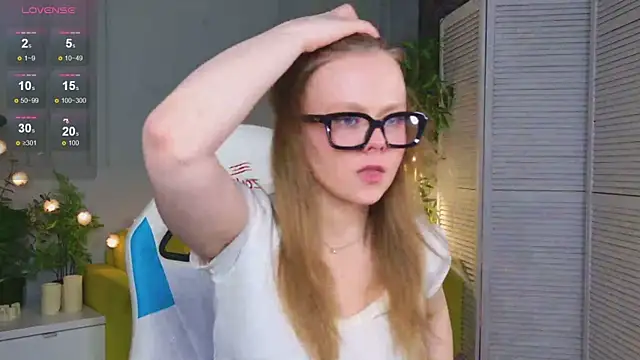 Snapshot of Sophie_Peach_ chatting on 04.27.26 Sophie Peach online show from 04.27.26