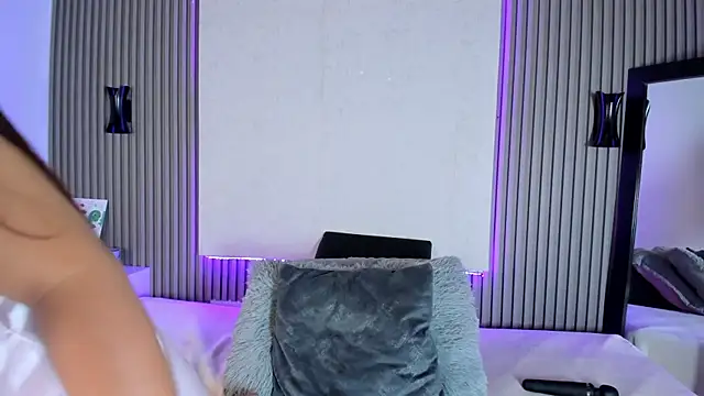 Snapshot of Lore_evans chatting on 04.08.26 Lore evans online show from 04.08.26