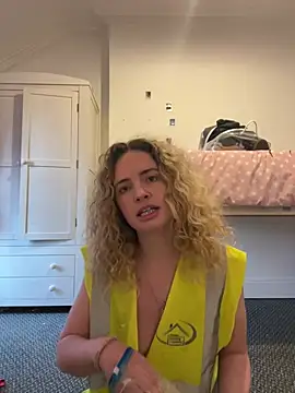 Snapshot of curlyirishgirl chatting on 02.25.26 curlyirishgirl online show from 02.25.26