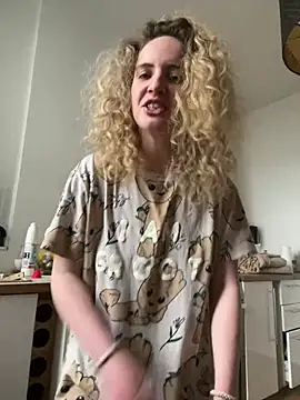 Snapshot of curlyirishgirl chatting on 02.26.26 curlyirishgirl online show from 02.26.26