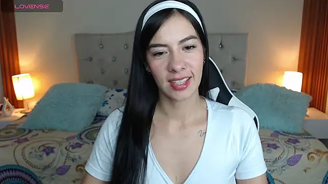 Snapshot of emiily_skinny chatting on 04.10.26 emiily skinny online show from 04.10.26