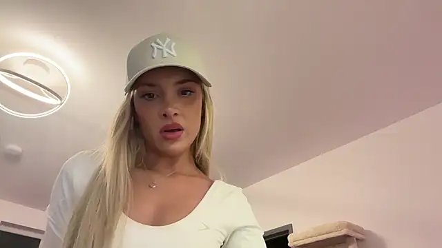 Snapshot of Naughtyblondex chatting on 06.01.26 Naughtyblondex online show from 06.01.26