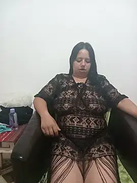 Snapshot of roxana_e43 chatting on 06.17.26 roxana e43 online show from 06.17.26