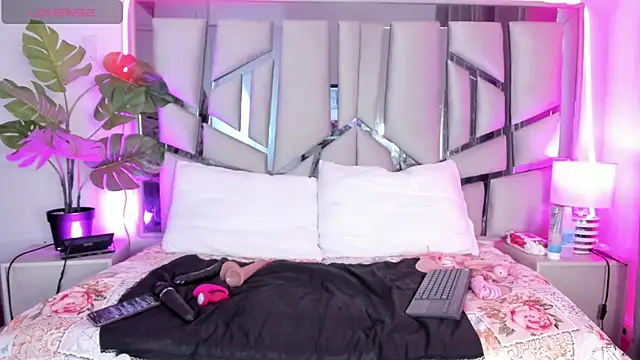 Snapshot of lucy_davies chatting on 03.18.26 lucy davies online show from 03.18.26