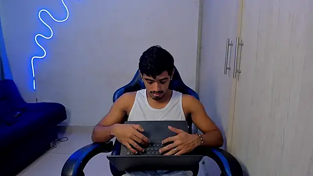 Snapshot of jossi12345j chatting on 04.12.26 jossi12345j online show from 04.12.26