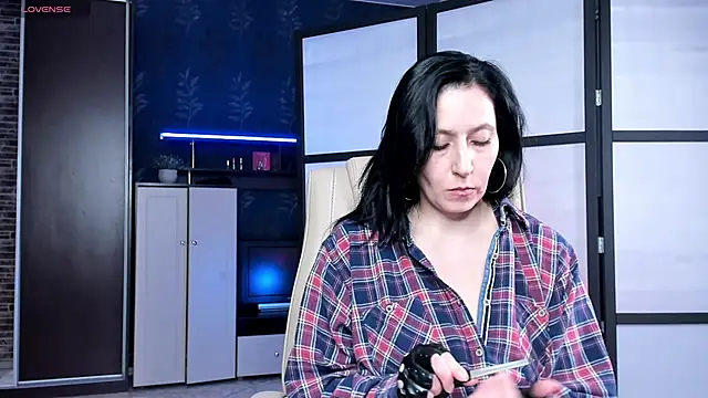 Snapshot of Lucky_Milf chatting on 04.04.26 Lucky Milf online show from 04.04.26