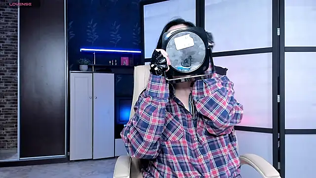 Snapshot of Lucky_Milf chatting on 04.05.26 Lucky Milf online show from 04.05.26