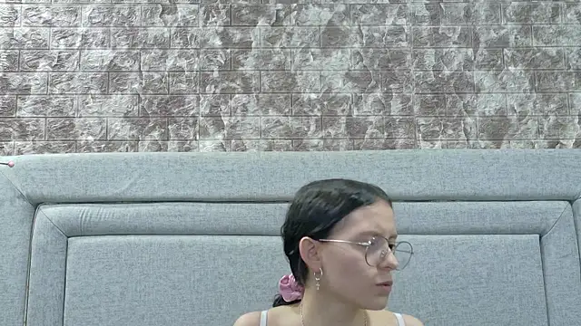 Snapshot of Naomimolie chatting on 06.23.26 Naomimolie online show from 06.23.26